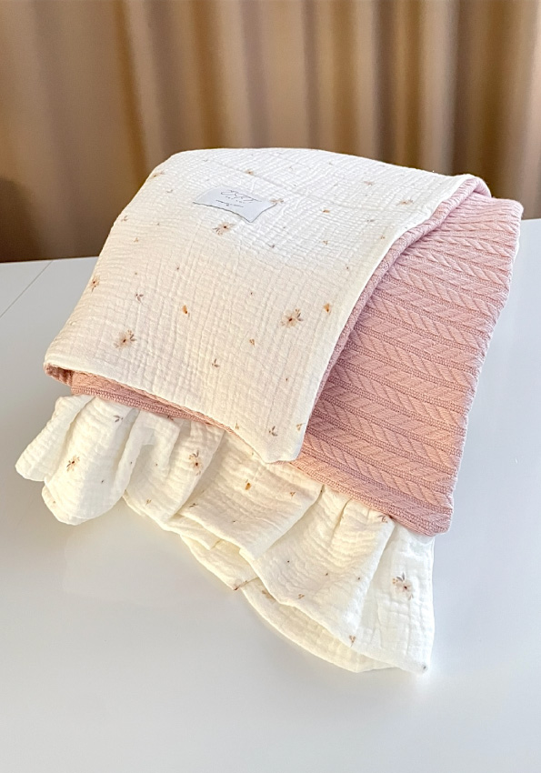 dekica-za-bebe-bijela-pletenina&muslin-sitni-cvjetici